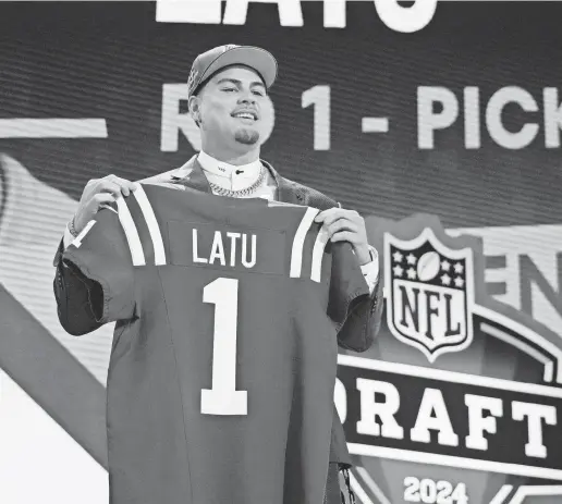  ?? KIRBY LEE/USA TODAY SPORTS ?? UCLA defensive lineman Laiatu Latu poses after being selected by the Colts as the No. 15 pick in the first round of the draft.