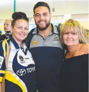  ?? Cowboys star Antonio Winterstei­n with Rachel Burgovics and Annie Pritchard at the airport. ??