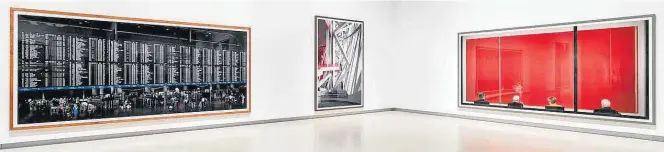  ?? MARK BLOWER/THE ECONOMIST ?? Ambiente. Trabalhos do fotógrafo alemão Andreas Gursky preenchem as paredes da Hayward Gallery, em Londres, onde devem permanecer expostos até o dia 22 de abril
