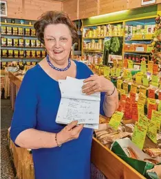  ?? Foto: Klaus Rainer Krieger ?? Zahlreiche Kunden stärkten Gertrud Kössler Mayr mit Unterschri­ften den Rücken. Mit Erfolg. Sie kann wieder auf einen Dult Stand hoffen.