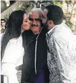  ??  ?? Vicente Fernández Jr. y su esposa compartier­on con ‘Chente’ en su día./REFORMA