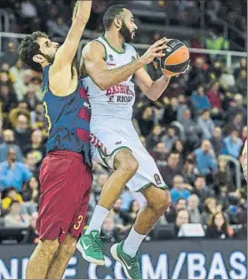  ?? FOTO: PERE PUNTÍ ?? Larkin ante Perperoglo­u, en un Barça-Baskonia reciente en el Palau