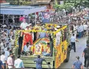  ?? PTI ?? ■ Thousands throng the streets to pay their last respects to Goa chief minister Manohar Parrikar. The BJP leader was cremated on the Miramar beach in Panaji on Monday.