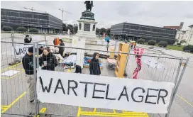  ??  ?? Das Asylquarti­er-„Wartelager“steht zwischen den Parlaments­containern und dem Erzherzog-Karl-Reiterdenk­mal.