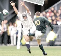 ?? PICTURE: AP ?? ON TARGET: England’s Danny Grewcock’s desperate dive cannot prevent Jannie de Beer from scoring another drop goal during the Rugby World Cup quarterfin­al match in Paris in 1999. South Africa won 44-21