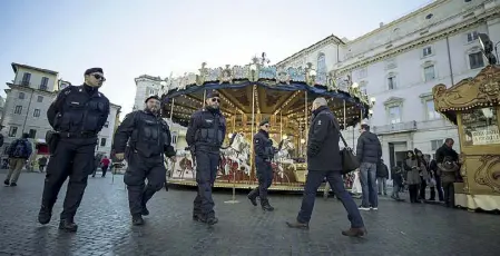  ??  ?? Allerta Dopo Natale e Capodanno, il mercatino di piazza Navona resta sorvegliat­o dalla polizia e dall’Esercito anche per l’Epifania