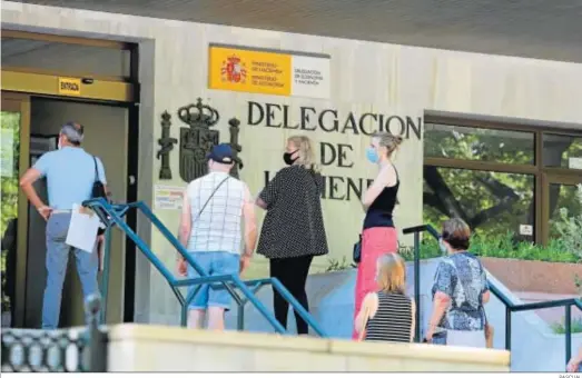  ?? PASCUAL ?? Colas en la Delegación de Hacienda con sede en Jerez.