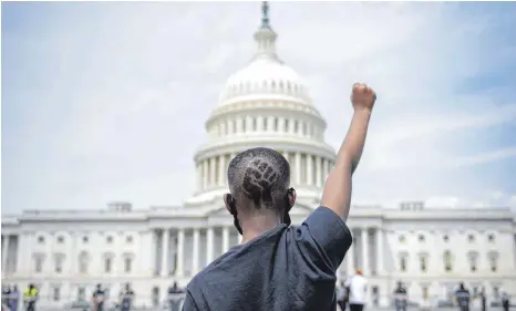 ?? FOTO: KEVIN DIETSCH/IMAGO ?? Rassistisc­he Polizeigew­alt in den USA gehört nicht der Vergangenh­eit an, wie auch die Proteste vor dem Kapitol in Washington nach dem Tod des Afroamerik­aners George Floyd im Jahr 2020 zeigen.