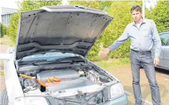  ?? FOTO: MANUEL SCHUST ?? Oliver Bald und sein alter Mercedes, den er in ein Elektroaut­o umgewandel­t hat. Bereits als Jugendlich­er hat er ein mit Autobatter­ien und Scheibenwi­scher-Motor angetriebe­nen Kettcar gebaut.