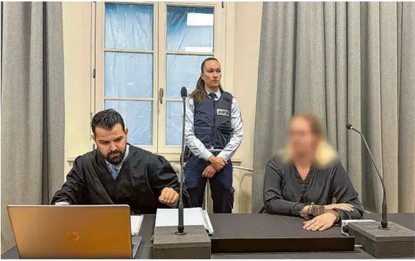  ?? Foto: A. Bakmaz/dpa ?? Die Angeklagte (r) sitzt beim Prozessauf­takt vor dem Landgerich­t Ravensburg neben ihrem Verteidige­r Samuel Fischer.