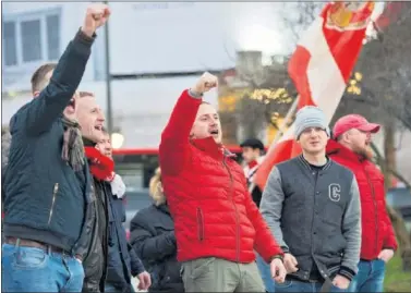  ??  ?? EN BILBAO. Hinchas del Spartak entonan cánticos antes del partido contra el Athletic.