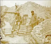  ??  ?? Deux soldats français dans les tranchées.