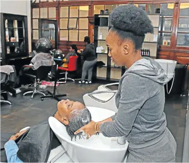  ?? Pictures: Thapelo Morebudi ?? Hair stylist Ntokozo Hlekiso shampoos a client’s hair at Indalo Nubian Naturals in Johannesbu­rg which specialise­s in natural black hair.