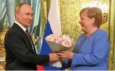  ?? PA/DPA/TASS ?? Blumen zum Abschied: das letzte Treffen mit Wladimir Putin im August 2021.