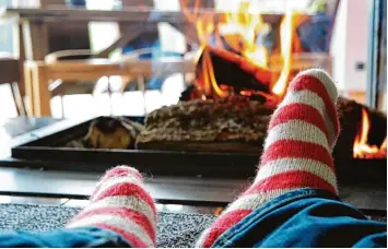  ?? Foto: WoGi, Fotolia.com ?? Das Feuer prasselt im Kamin, Wollsocken an den Füßen, eine Tasse Tee in der Hand und dazu ein gutes Buch – das ist der Inbegriff eines gemütliche­n winterlich­en Sonntagnac­hmittags.