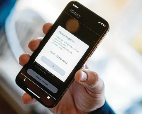  ?? Foto: Axel Heimken, dpa (Symbolbild) ?? Die App Luca kann auch in Augsburg genutzt werden.
