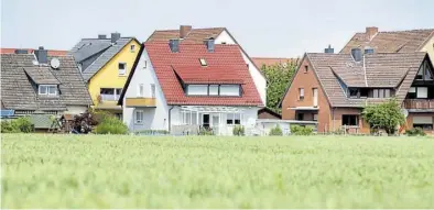  ?? Dpa-BILD: Dittrich ?? Die Immobilien­preise in Niedersach­sen steigen trotz der Corona-Pandemie. Baugrundst­ücke waren 2020 etwa sieben Euro pro Quadratmet­er teuerer als noch im Jahr zuvor.