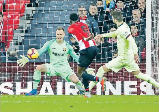  ?? LUIS TEJIDO. / EFE ?? El guardameta Ter Stegen sacó una mano decisiva tras el remate de Iñaki Williams que olía a gol