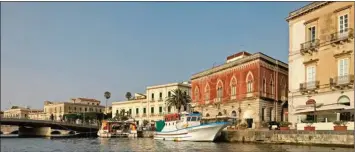  ??  ?? Les bateaux s’amarrent le long de l’étroit canal appelé Darsena, reliant l’île d’Ortigia au centre historique de Syracuse.