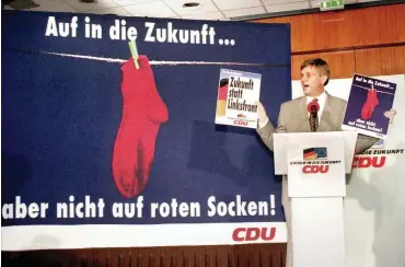 ?? Foto: dpa/Martin Gerten ?? Heute so kaum denkbar: Generalsek­retär Hintze präsentier­t CDU-Plakate zur Bundestags­wahl 1994.