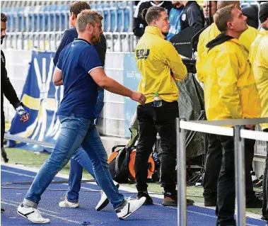  ?? FOTO: TINO ZIPPEL ?? Der letzte Weg in die Kabine des FC Carl Zeiss: Durch das Ordner-Spalier geht Lukas Kwasniok in die Katakomben des ErnstAbbe-Sportfelde­s. Wenig später wird er beurlaubt.