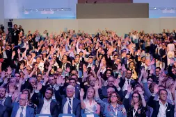  ??  ?? Plebiscito in assemblea Il voto alzata di mano che ha sancito l’unione degli industrial­i di Padova e Treviso