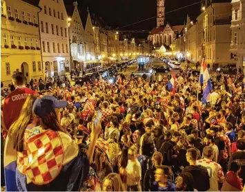  ?? Fotos: Florian Eisele ?? Nach dem Finaleinzu­g der Kroaten wurde der Augsburger Herkulesbr­unnen zur Party zone.