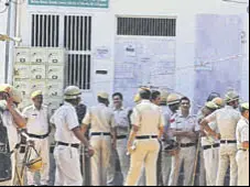  ?? YOGENDRA KUMAR/HT PHOTO ?? A large contingent of Gurugram police continued to be deployed outside the mosque in Sheetla Mata Colony.