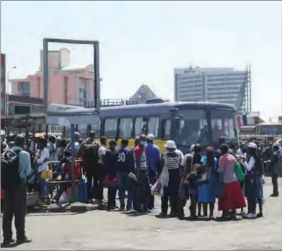  ??  ?? People queuing for transport without observing social distancing