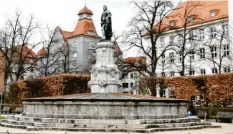  ??  ?? Im Prinzregen­tenbrunnen mit dem Luitpold‰Denkmal fließt das meiste Wasser.