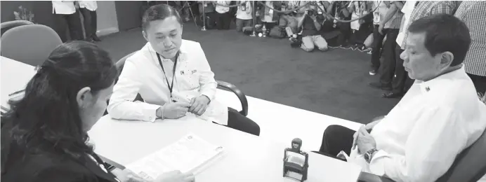  ??  ?? PRRD JOINS SAP GO IN FILING COC. President Rodrigo Roa Duterte accompanie­s Secretary Christophe­r Lawrence "Bong" Go of the Office of the Special Assistant to the President as the latter files his certificat­e of candidacy for his senatorial bid before the Commission on Elections (Comelec) in Intramuros, Manila on October 15, 2018. (PRESIDENTI­AL PHOTO)