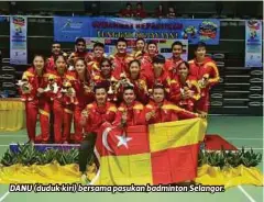  ??  ?? DANU (duduk kiri) bersama pasukan badminton Selangor.