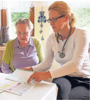  ?? FOTOS: JIS ?? Ärztin Gabi Bauer schaut bei ihrer Hausbesuch-Tour in Wipperfürt­h auch bei Patientin Ursula Döring (85) vorbei. Der geht es heute aber recht gut.