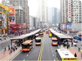  ?? FOTO / INSTITUTE FOR TRANSPORTA­TION AND DEVELOPMEN­T POLICY ?? A BRT station in Guangzhou.