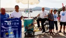  ??  ?? Philippe Barthélemy, le maire (sur le vélo), son équipe d’adjoints et les représenta­nts de l’office du tourisme se félicitent du succès remporté par l’opération “Faites du nautisme”.