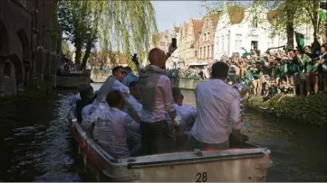  ??  ?? Les joueurs du Cercle ont fêté la montée en défilant sur les canaux de la ville. Les supporters n’ont pas eu peur de perdre leur identité ?