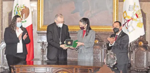  ??  ?? Claudia Sheinbaum nombró visitante distinguid­o al cardenal Pietro Parolin