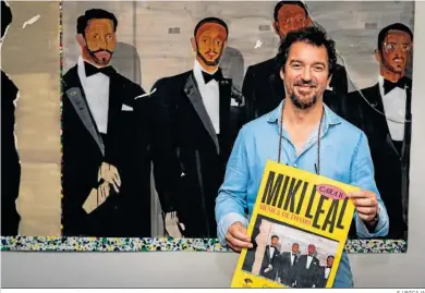  ?? F. UNICAJA ?? El artista Miki Leal posa con el cartel de la exposición y ante la obra que lo protagoniz­a.