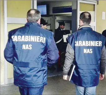  ??  ?? Verifiche attente
I carabinier­i del Nas al lavoro per assicurare una Pasqua sicura sotto il profilo alimentare