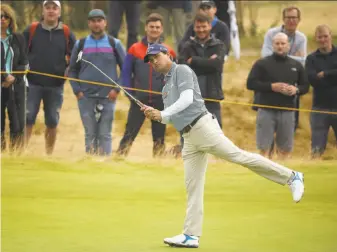  ?? Francois Nel / Getty Images ?? Kevin Kisner reacts to a putt on the 17th green on his way to a second-round 70 and a share of the lead halfway through the 147th Open Championsh­ip at Carnoustie.