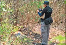  ??  ?? Los habitantes de la zona no lograron identifica­r a la mujer asesinada. Sería de otro municipio.