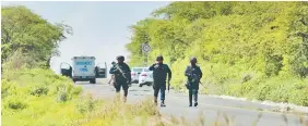  ??  ?? Tensos y conmovidos, agentes de las Fuerzas de Seguridad Pública patrullaro­n ayer la zona donde habían acribillad­o a sus compañeros, en los alrededore­s de Apaseo el Alto.