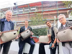  ?? FOTO: UWE MISERIUS ?? Jürgen Kossler, Alexander Lünenbach, Sven Hohl und Rainer Morgenster­n (v.l.) zeigen die speziellen Nistkästen für Mauersegle­r. Als Startproje­kt werden die Kästen an der Realschule Am Stadtpark angebracht.