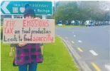  ?? ?? Groundswel­l protesters in Kaitaia with signage against the new emissions scheme.