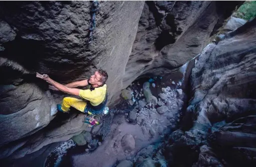  ??  ?? Ci-dessous : Sortie du pénible crux de Noon (8b+ ?), la L3 de Sous le Soleil Exactement ; comme sur du grès, adhérence et placements sont de rigueur.