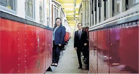  ?? [ Clemens Fabry ] ?? Elisabeth und Patrick Portele in einem alten M-Wagen im Verkehrsmu­seum Remise.