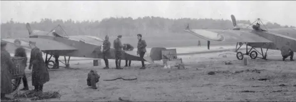  ?? DR/COLL. MICHEL BÉNICHOU ?? Nieuport IV et militaires russes en 1914.