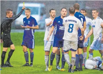  ?? FOTO: GUENTER KRAM ?? Nach einem hart umkämpften Spiel feierte die SG Argental (helles Trikot) den ersten Saisonsieg gegen den TSV Ratzenried.