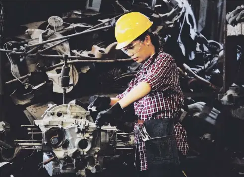  ?? ?? TENDENCIA AL ALZA
El porcentaje de mujeres que estudian una Ingeniería del ámbito industrial ha aumentado un 6% en la última década. Entre las diferentes especialid­ades que componen los estudios de la rama industrial de la Ingeniería, las mujeres se decantan en mayor medida por la de Química Industrial, seguida de Ingeniería Mecánica e Ingeniería Eléctrica, según datos del Consejo General de la Ingeniería Técnica Industrial de España