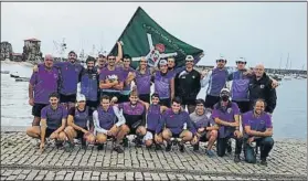  ?? FOTO: SANPEDROTA­RRA ?? San Pedro posa con la tercera bandera de la temporada